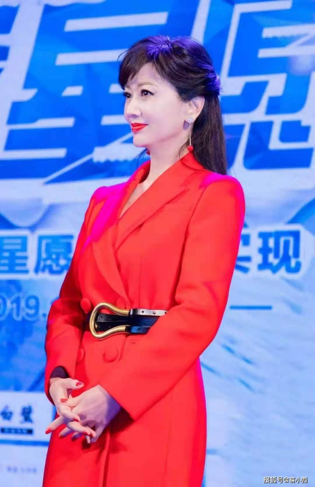 黑色|66岁赵雅芝的早秋穿搭太成功,红色毛衣配皮短裤,比年轻人还时髦