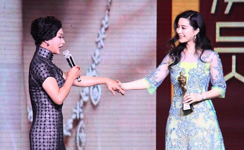 的设计|金星身穿深色印花旗袍，妆容精致举止优雅，真有女人味