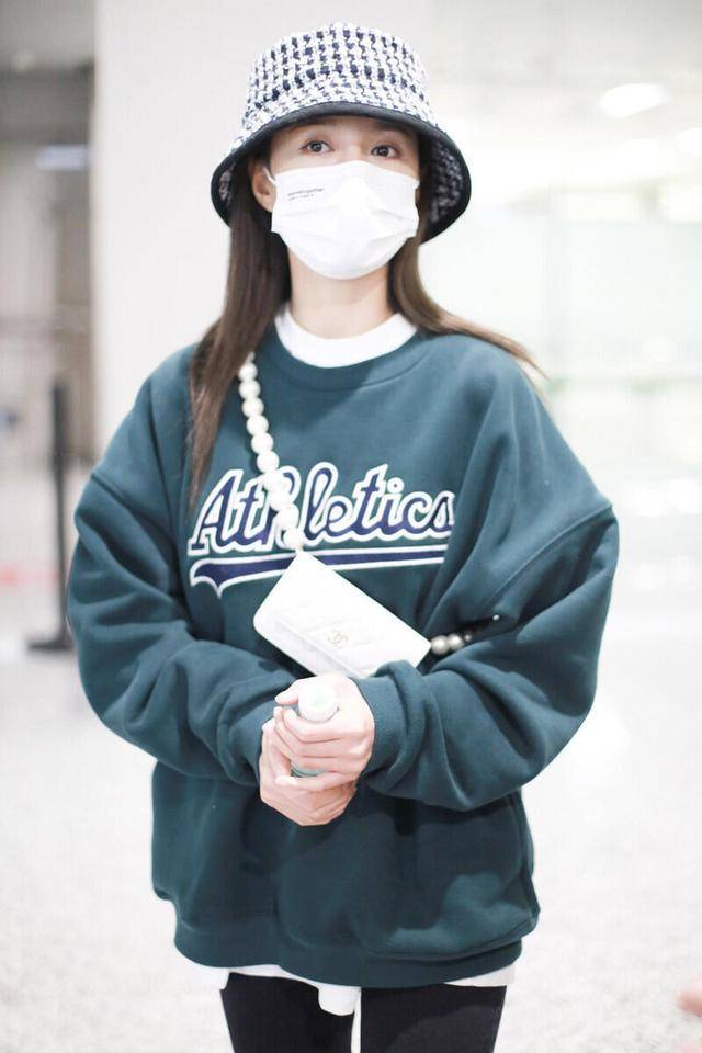 显示|沈梦辰真的太会穿，印花卫衣配牛仔裤简约随性，慵懒大气真有范儿
