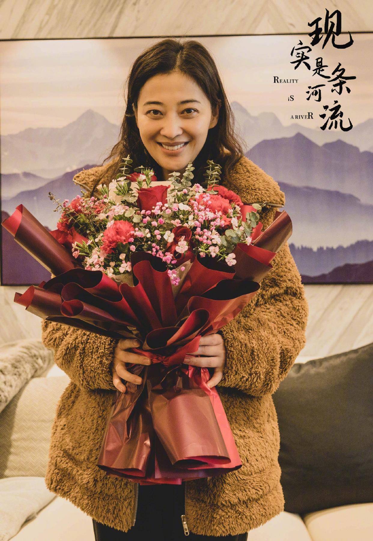 显得|梅婷新戏杀青老公探班，孙红雷前女友罕见出镜，老公发福她暴瘦