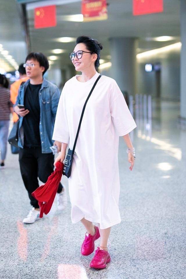 修而|许晴越老越任性，全身只穿一件白T就敢出门，换一般阿姨真撑不住