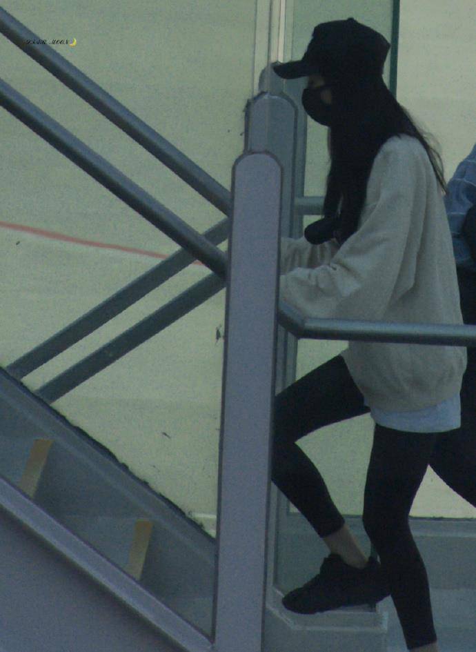 黑色|杨幂真是能抗冻，穿九分裤走机场还不忘打游戏，网瘾少女名不虚传