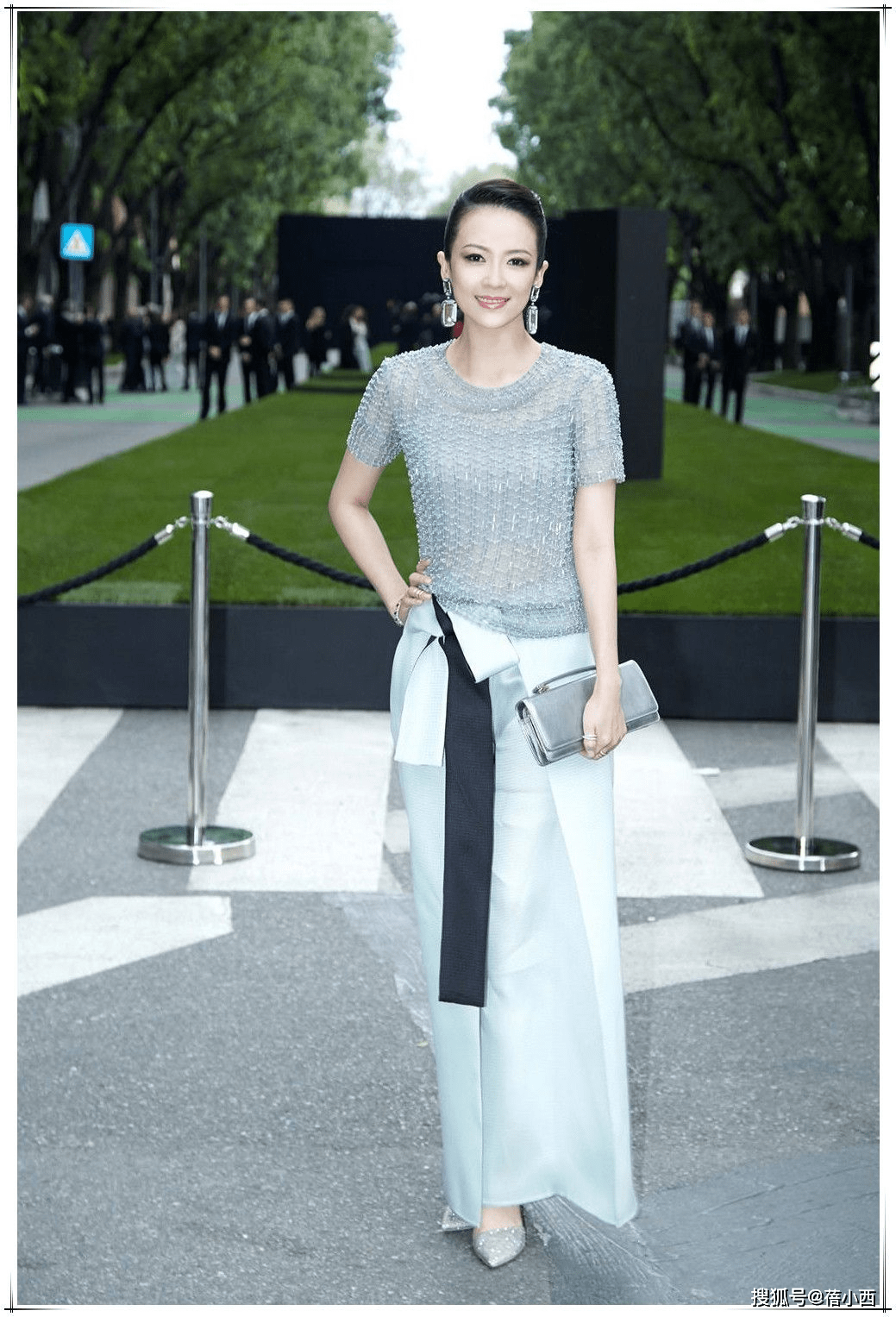 腰带|章子怡不愧是“汪峰的老婆”，穿蕾丝连体裤气质惊艳，为吸睛好拼