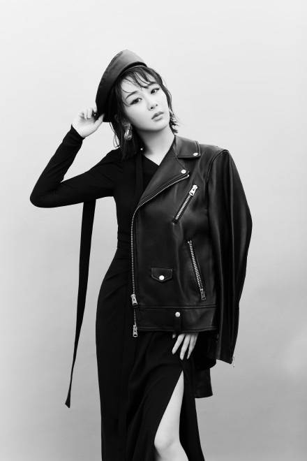 黑色|28岁杨紫成熟霸气，全黑皮夹克造型，还不忘秀好身材！