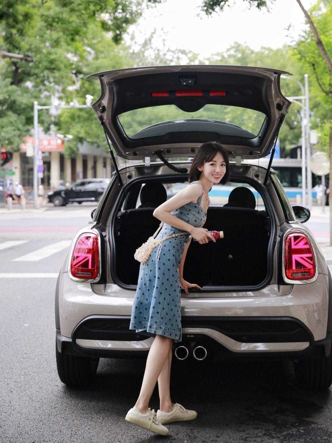 显得|入秋后买吊带连衣裙，可以选择这款“高级色”，显白衬肤还提气质