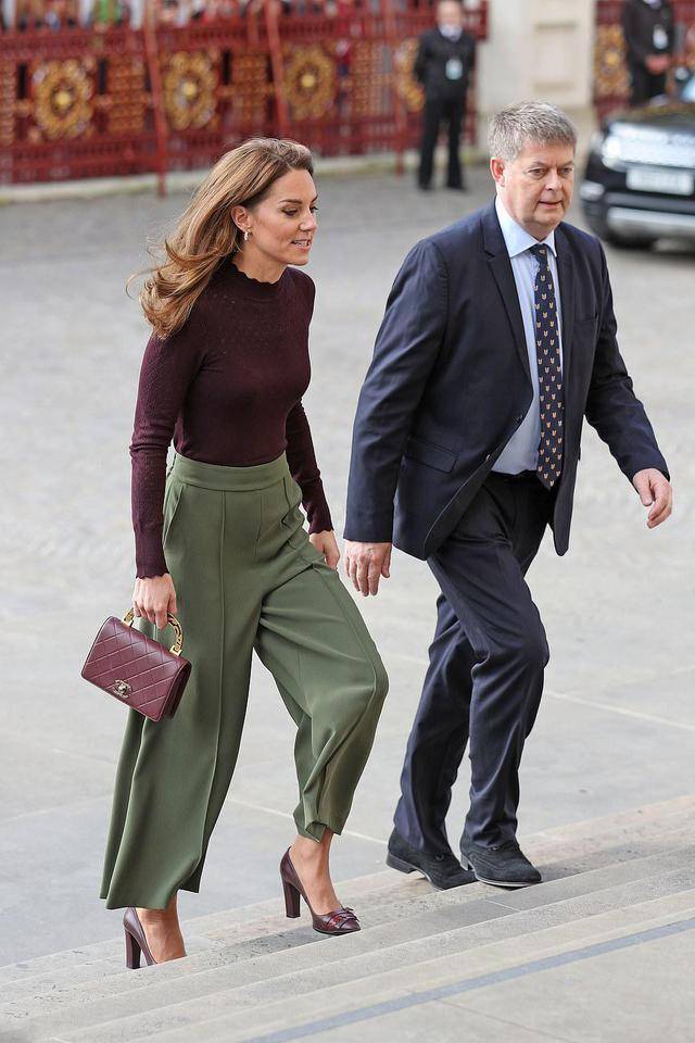 对比色|凯特王妃真敢穿，裤子的裤腿比腰还宽，一身“绿配紫”也有高级感