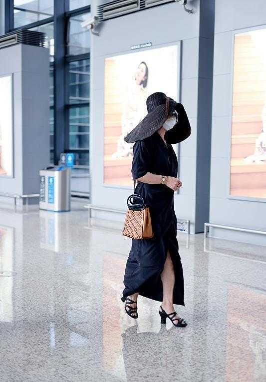 黑色|金星这回造型太成功，穿黑色连衣裙好显瘦，大檐帽显贵又优雅