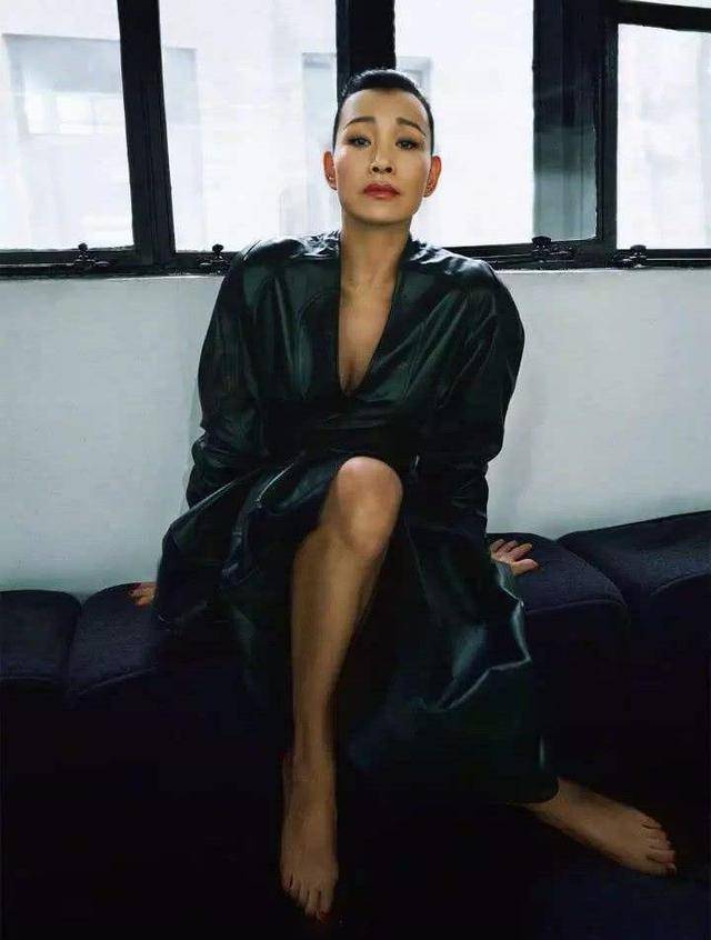 设计|陈冲59岁高调剪大背头,简约穿搭秀出时尚大片,满屏高级感!