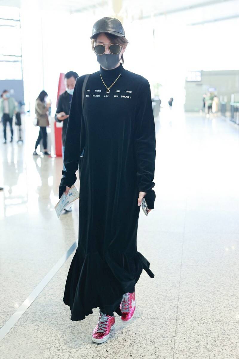 设计|张馨予真不怕热，炎炎夏日穿“骑士靴”，造型倒是很有潮流感