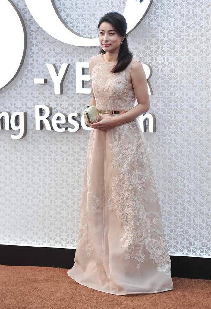 郭晶晶|郭晶晶不愧是“阔太太”，一袭亮片旗袍裙优雅高贵,气质绝佳