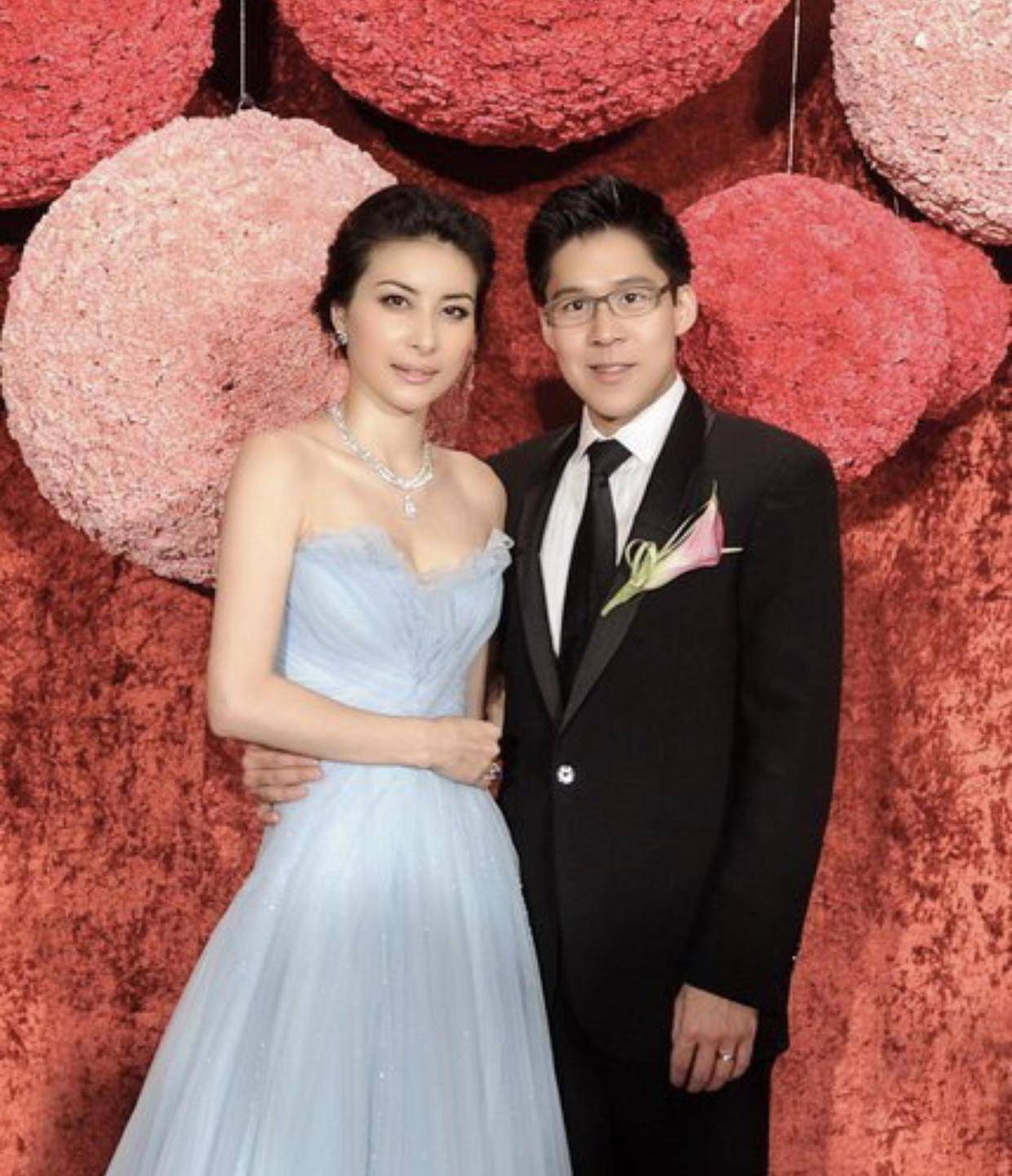 郭晶晶|郭晶晶不愧是“阔太太”，一袭亮片旗袍裙优雅高贵,气质绝佳