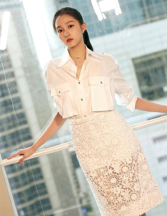 时尚|关晓彤的现场图，终于不再灾难！原因是这套礼服裙