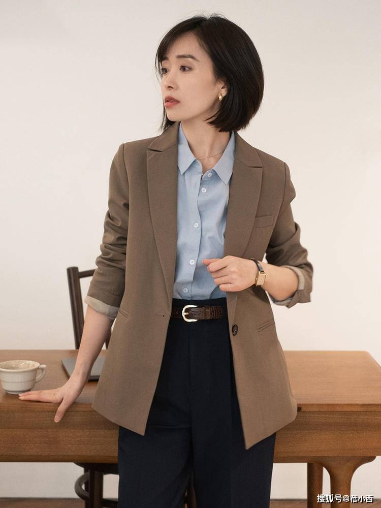 职场|徐子淇难怪能嫁入豪门，8年生4娃身材还顶呱呱，穿西装配短裙真美