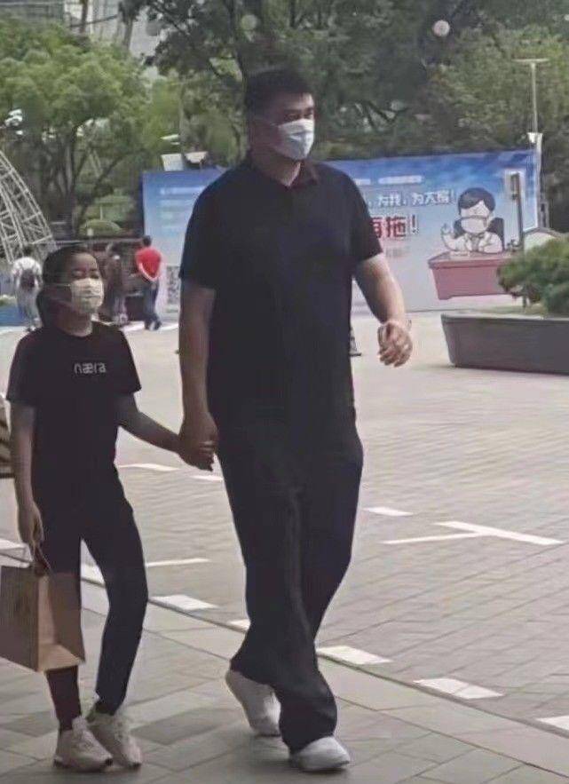 设计|姚明11岁女儿太时髦！170超模身高太好穿衣，一身黑穿出高级感