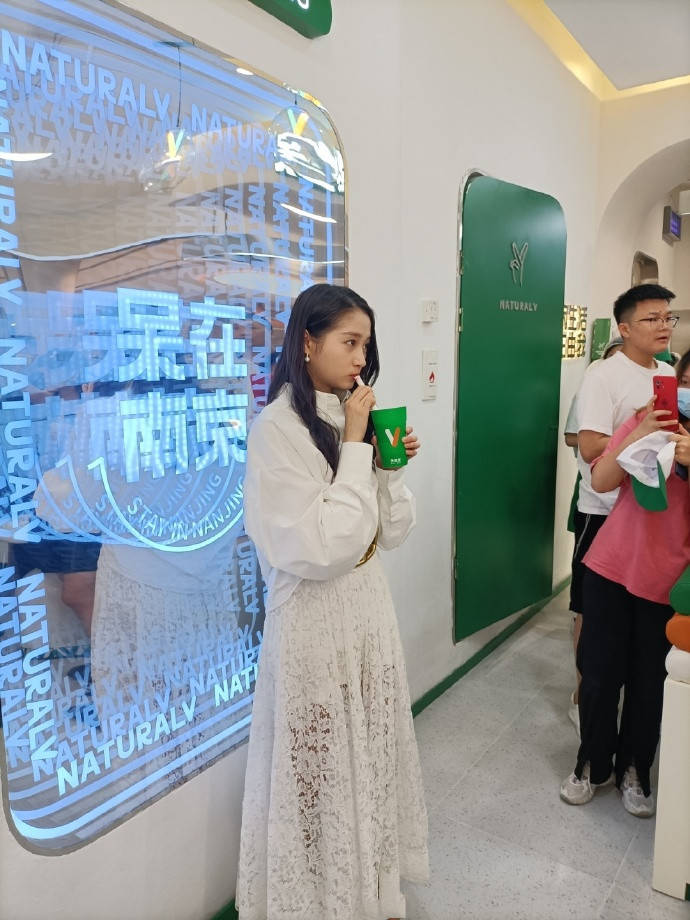 方面|关晓彤商场被偶遇，穿衬衫半身裙角落喝奶茶，172cm比男生还出挑