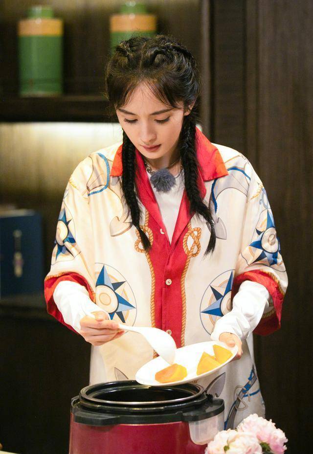 杨幂|杨幂新戏古装美出新高度!头戴粉凤冠美成古装颜霸,穿粉衣像18岁