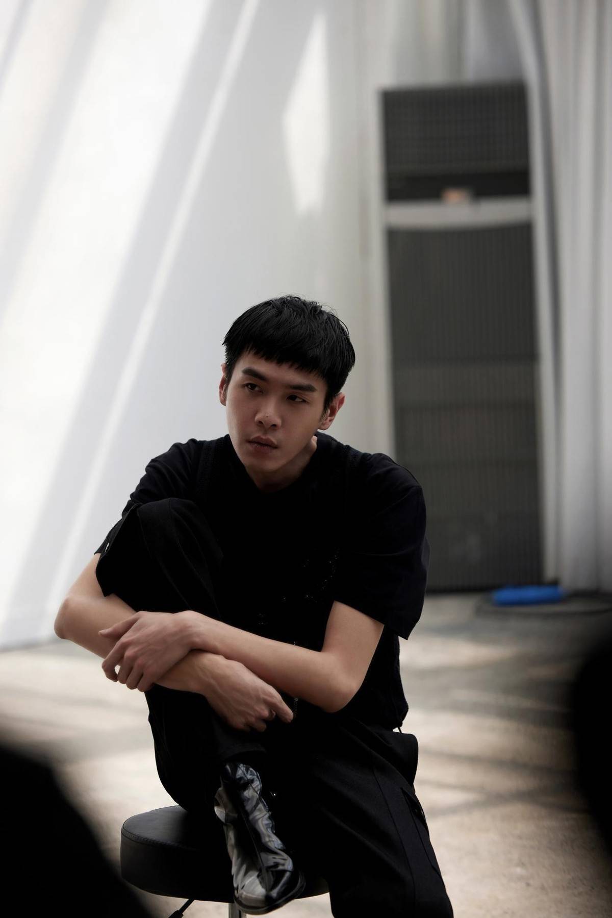 颜色|张若昀看着不像孩子爸，穿衬衫还是个大男孩，真招女粉喜欢