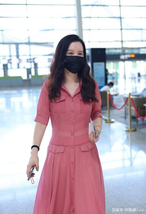 一身|张萌拿出“女老板”的气质,就算穿一身粉都那么霸气,看着不简单