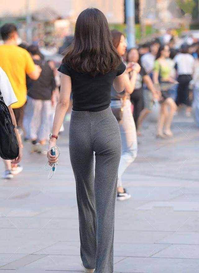 黑色|黑色打底裤搭配白色上衣，可爱软妹穿搭，时尚感却并不够