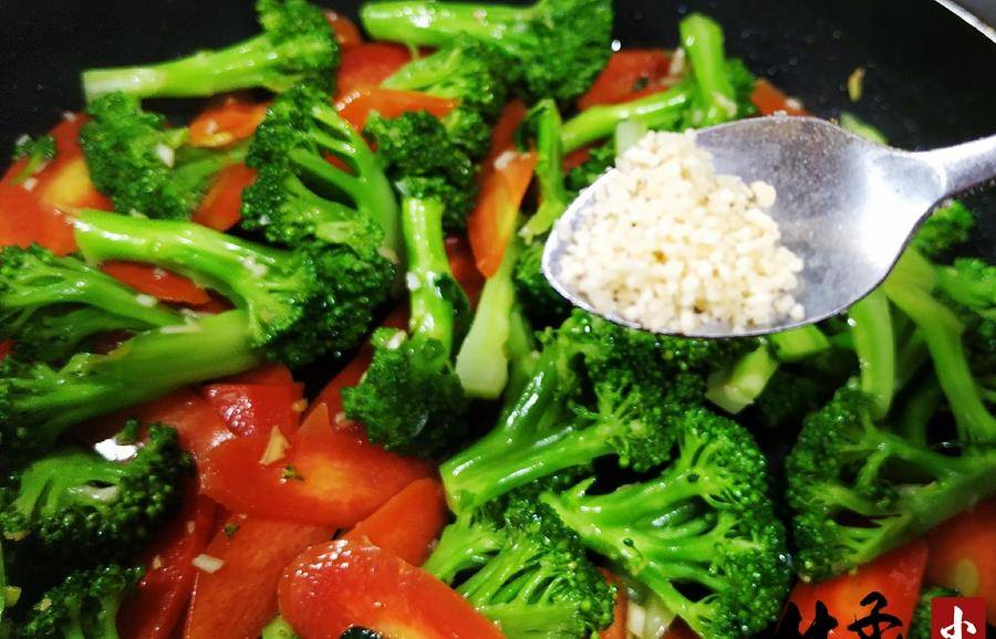 素炒西兰花怎么炒才好吃又简单 6de71824c5614217a377a09a6ce8e9de.jpeg