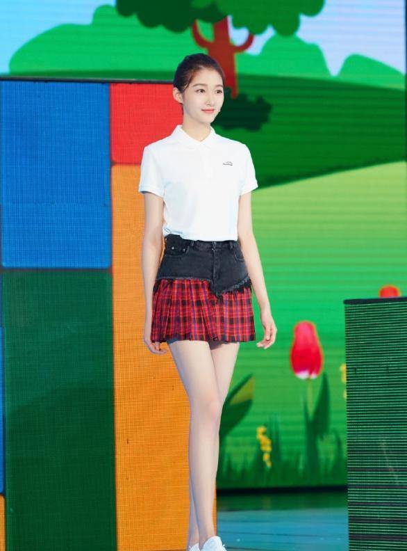 黑色|关晓彤的腿长得夸张！T恤+短裙清爽活力，号称大陆腿精不过分