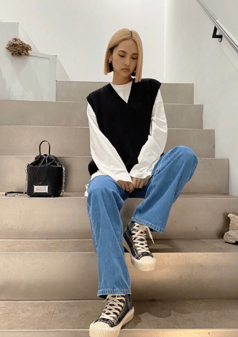 杨丞琳|杨丞琳圆脸太减龄，穿牛仔连体裤像18岁少女，活力四射很时尚