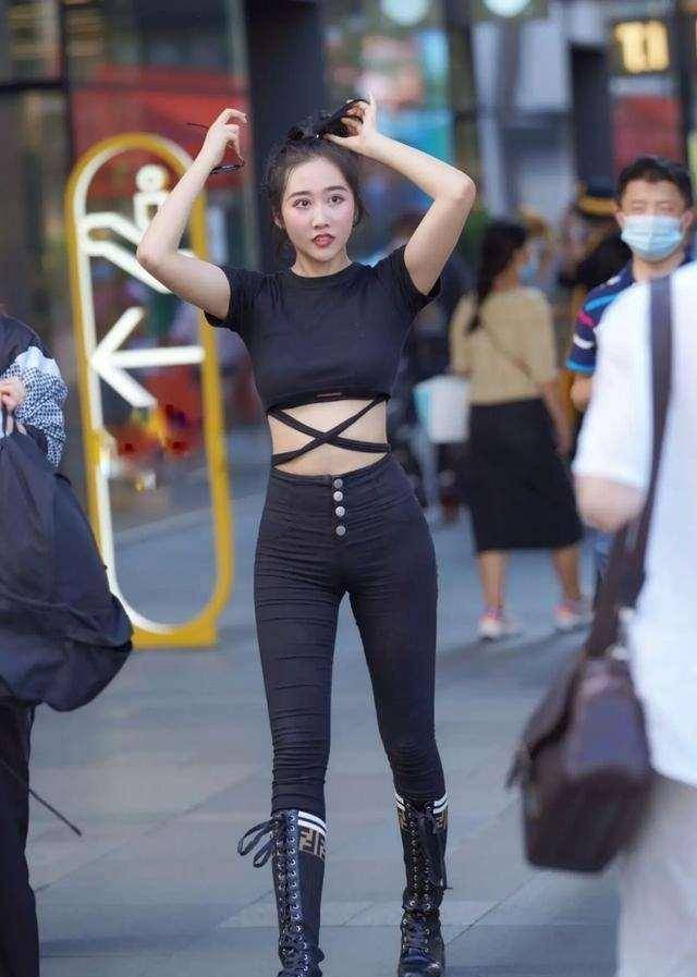 高跟鞋|黑色绑带背心搭配紫色打底裤，是妹子们注重的环节，给人不同感觉