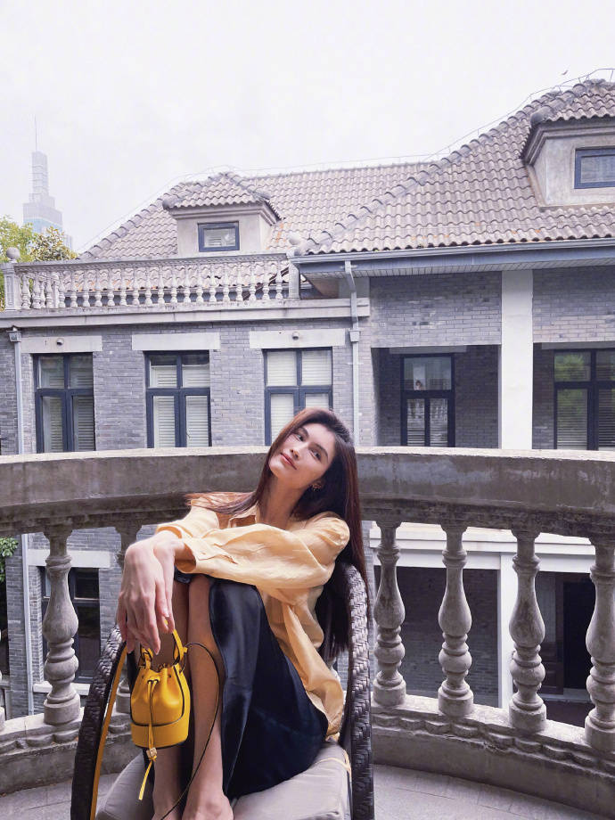 颜色|何穗也太会穿了，大号衬衫套吊带裙，既清爽防晒，又显白有气质。