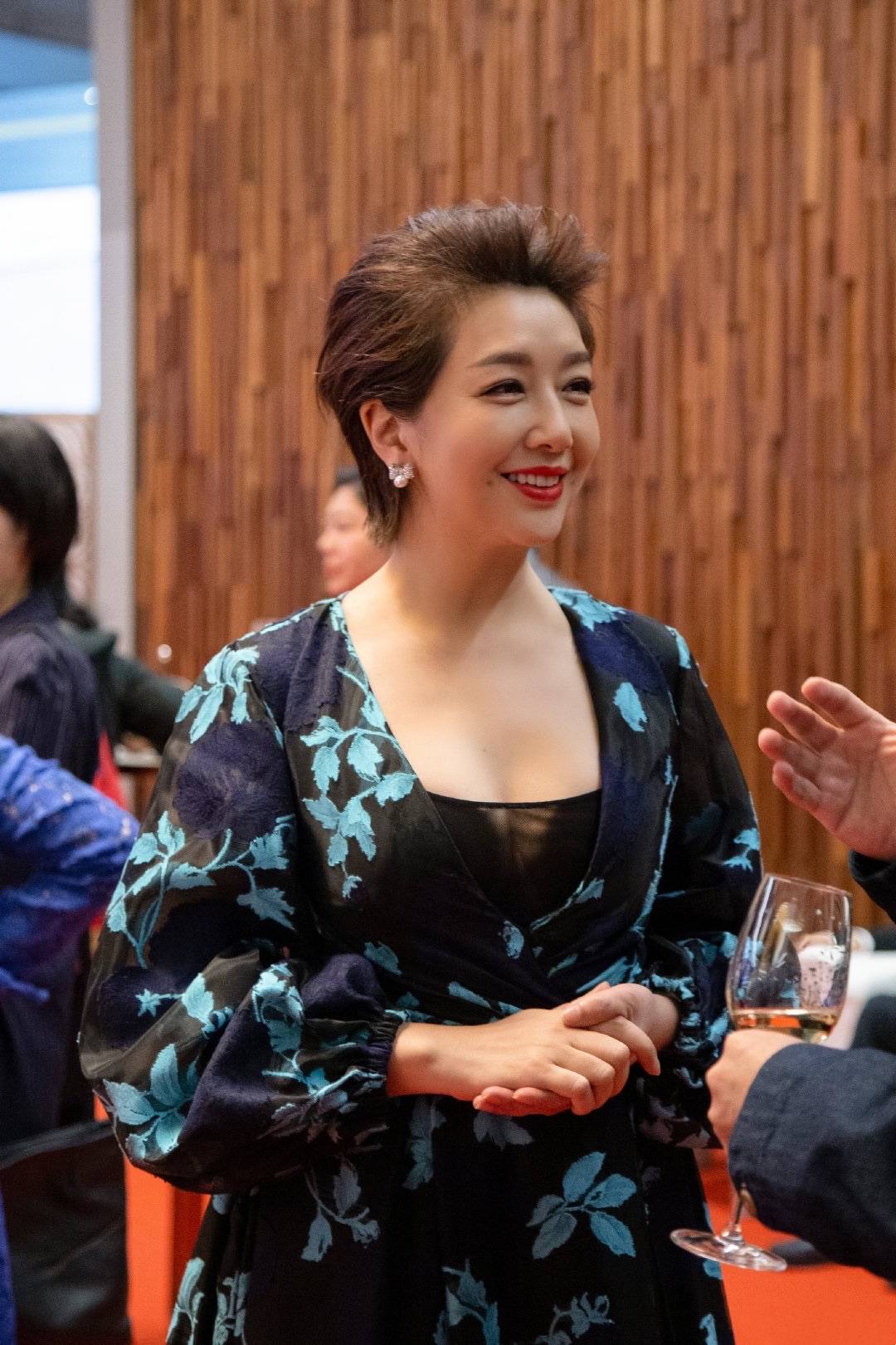 宫廷范|江珊真的是“时光美人”，穿花苞印花裙明艳高贵，侧卧如沉睡女王