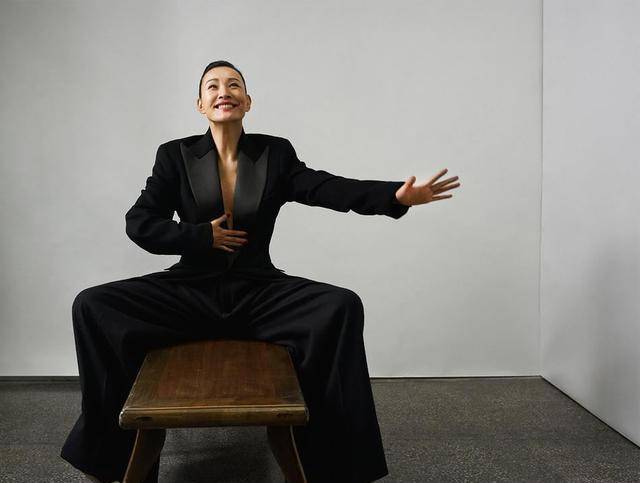 设计|陈冲59岁高调剪大背头,简约穿搭秀出时尚大片,满屏高级感!