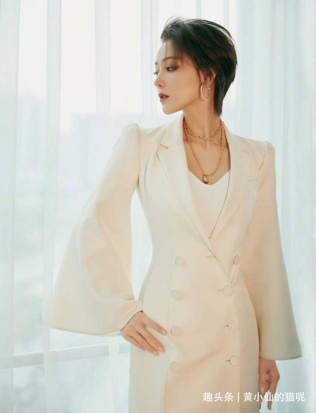 面部|短发的张馨予别有风韵，穿低领连衣裙秀凹凸曲线，女人味十足