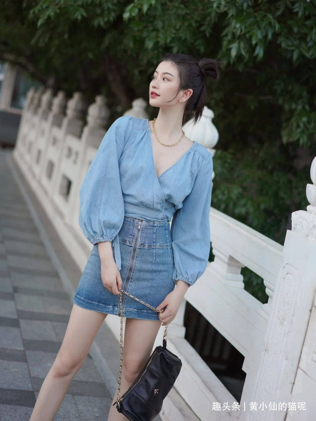 短裙|赵丽颖路透生图状态真好,戴贝雷帽穿小短裙似少女,甜美又可爱