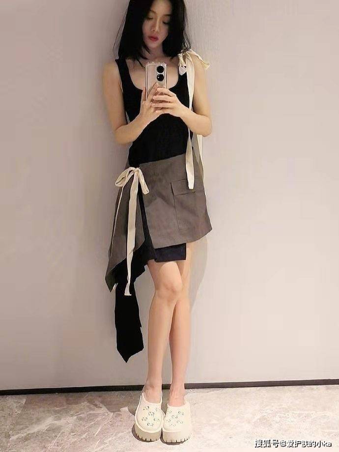 身材|“小姨妈”邓家佳才是腿精,穿背心靠墙站,奔4的年纪却像小姑娘