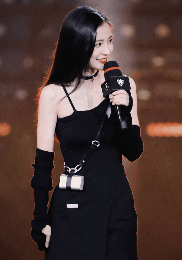 杨颖|Baby现身《英雄联盟》10周年，穿工装露香肩，32岁仍有娃娃脸