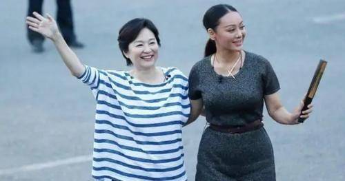 黑色|年过半百的宁静太敢穿了，灰色连衣裙配长裤，尽显傲人性感曲线