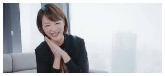 全黑|董卿重回央视一姐范！一袭衬衫在身干练大气，低调开会气场却强大