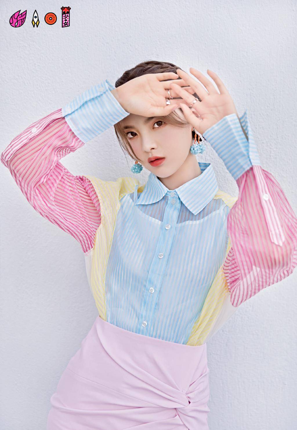 黑色|杨超越和关晓彤,只差1岁,同穿拼接衬衫,风格差距却这么大?