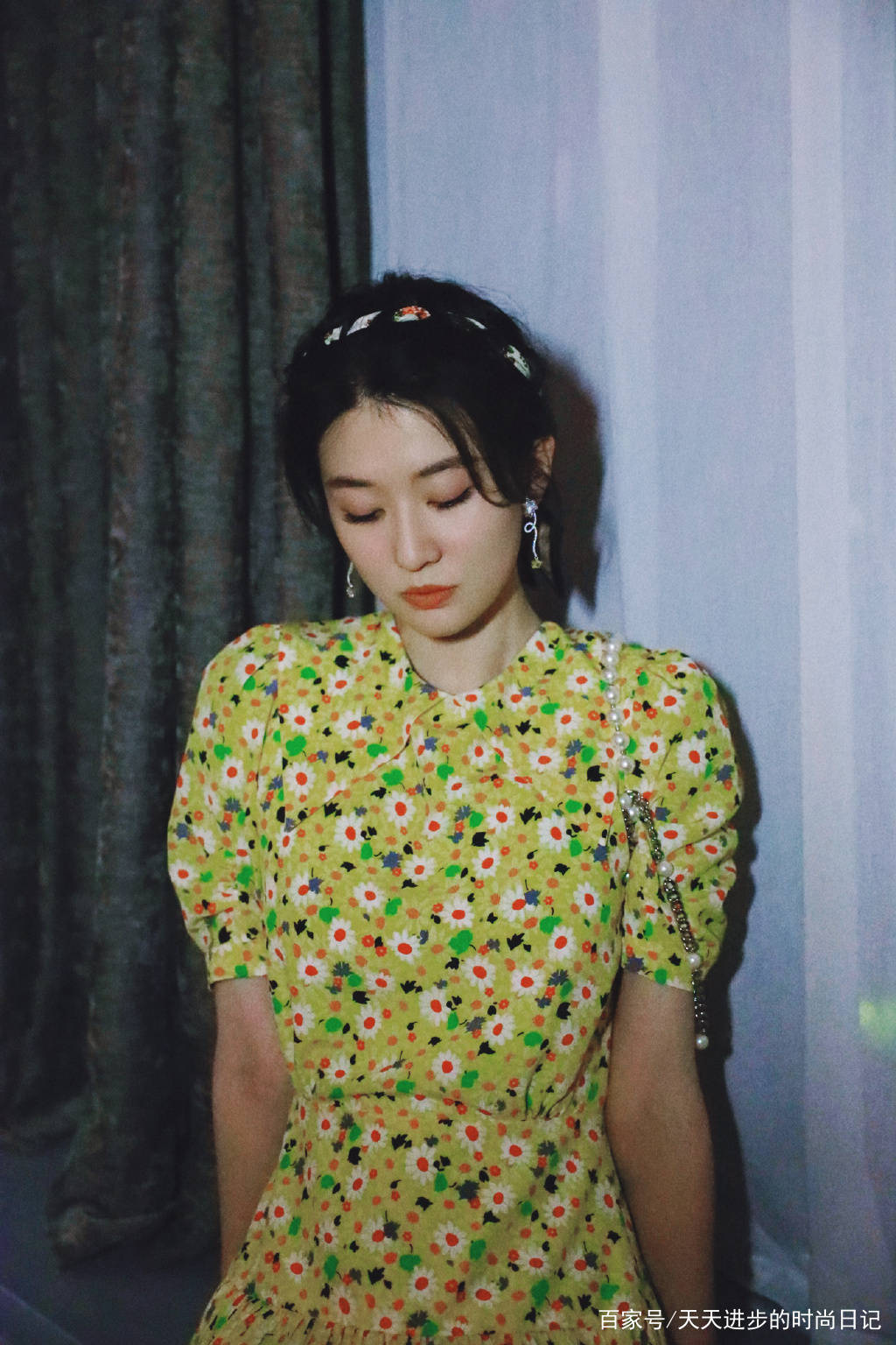 真会|乔欣真会穿，蓝色短袖条纹衬衫配牛仔中裤清爽帅气，很有气质