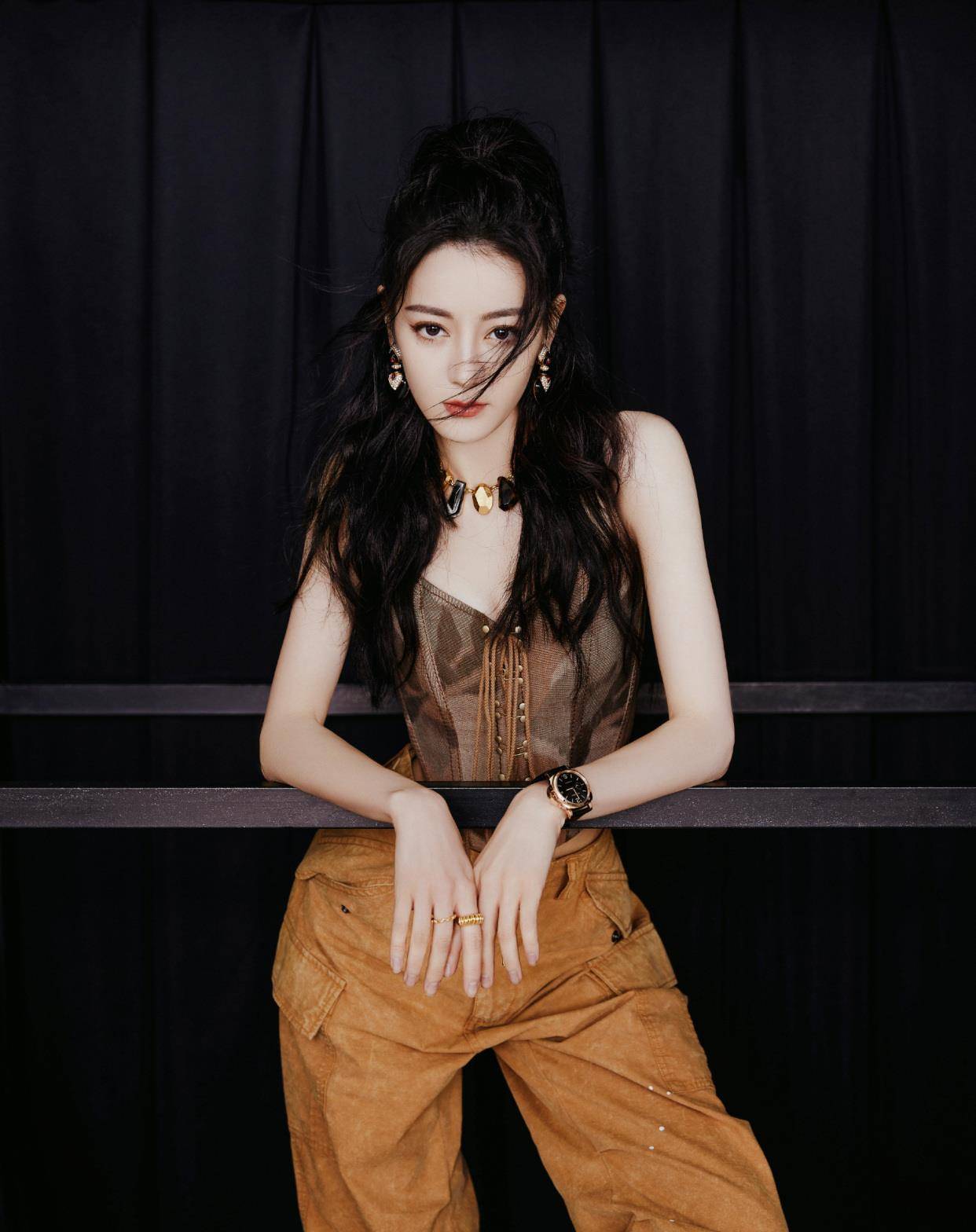 迷彩|迪丽热巴罕见“迷彩装”现身，吊带配工装裤大秀身材，真是养眼