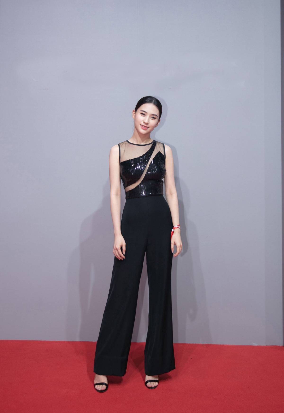 韩系小|何超莲真会穿,衬衫“塞半边”潮流显腿长,黑白色调也能穿得很美