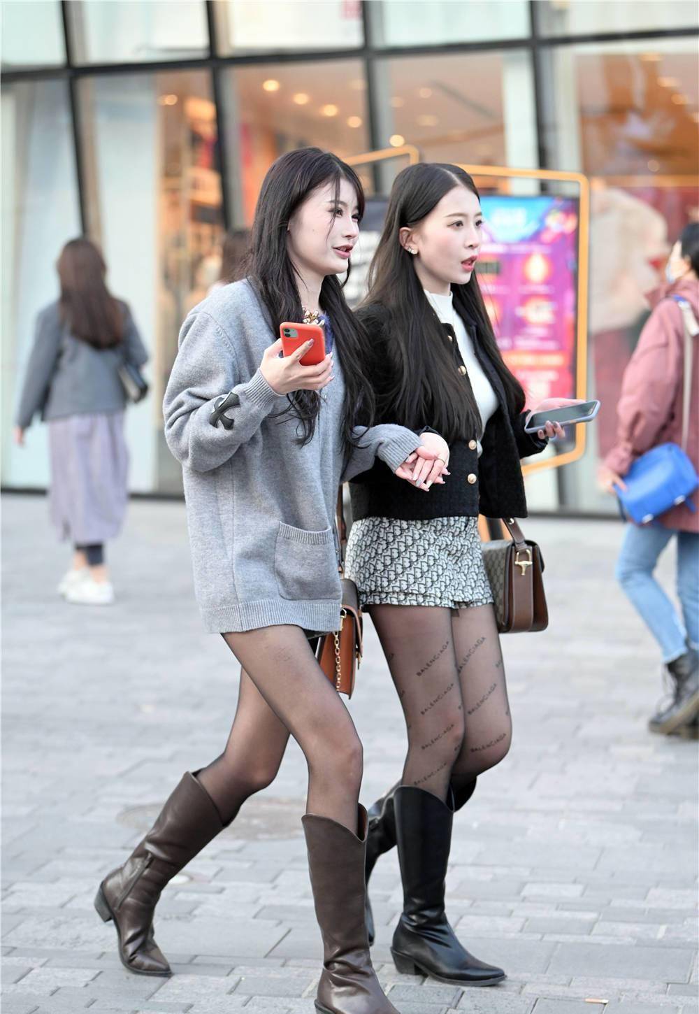 黑色|黑色丝袜搭配牛仔靴子，姐妹两人搭配相似，却风格不同