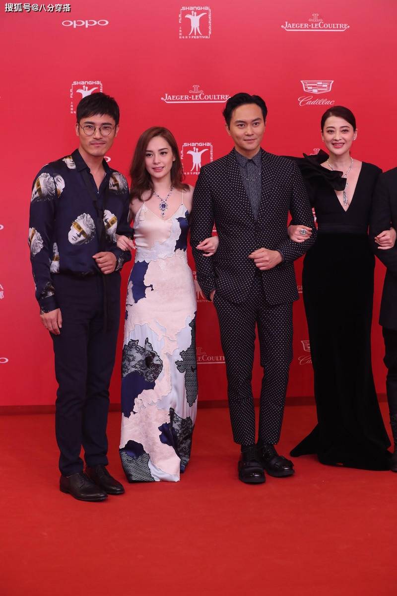 黑色|钟欣潼又美出圈了，一袭白色吊带连衣裙洋气精致，高挑纤瘦真惹眼