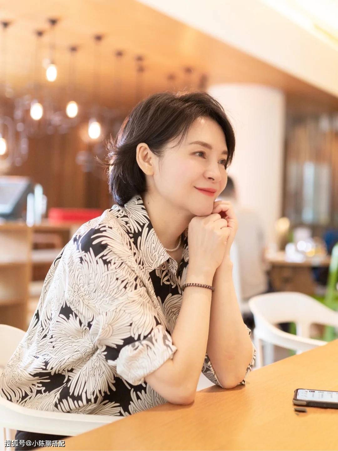 于中年|建议不要穿阔腿裤+运动鞋了!“九分裤+短跟鞋”50+妈妈才更气质