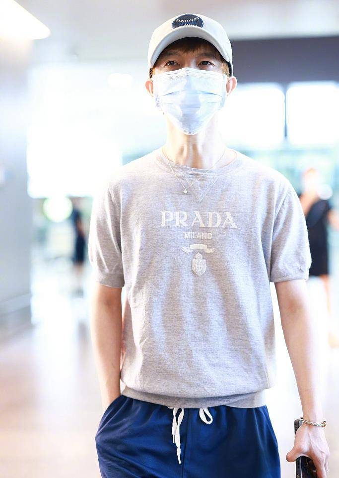 郭敬明|郭敬明罕见现身，全程手揣兜装酷，网友：绝对没有一米五！