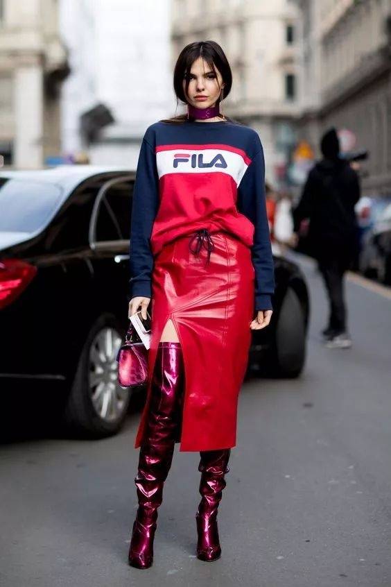 对比色|凯特王妃真敢穿，裤子的裤腿比腰还宽，一身“绿配紫”也有高级感