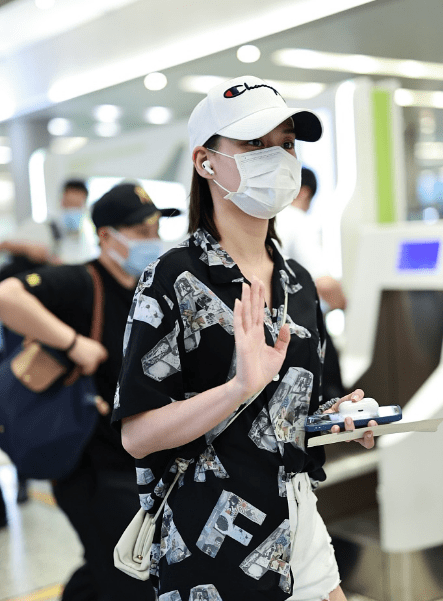 元素|何超莲低调现身机场，衬衫半塞进短裤秀腿长，穿国货鞋增好感