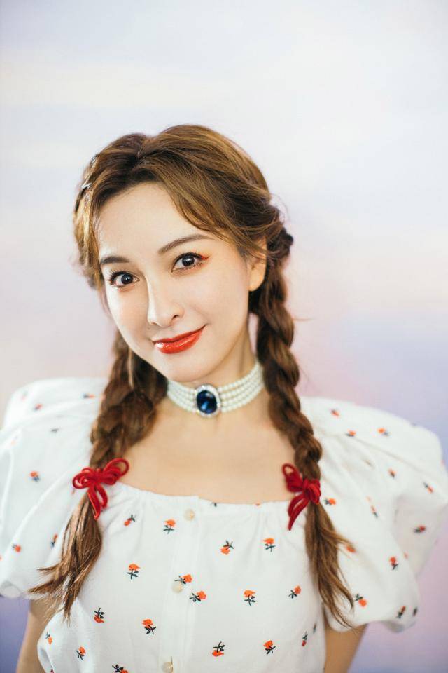 魅力|吴昕真会穿，一袭白色碎花连衣裙清新甜美，减龄俏皮好似17岁少女
