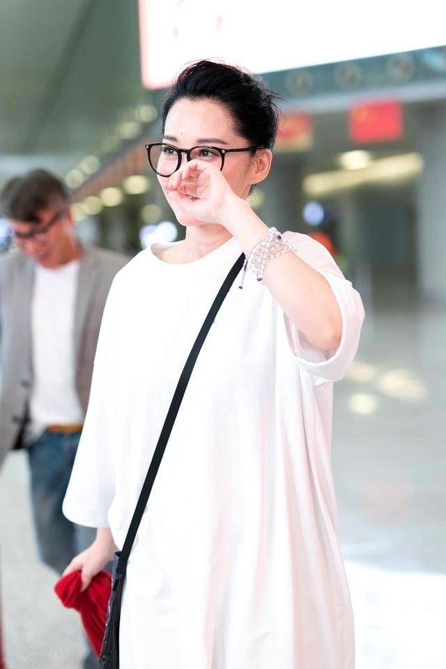 修而|许晴越老越任性，全身只穿一件白T就敢出门，换一般阿姨真撑不住