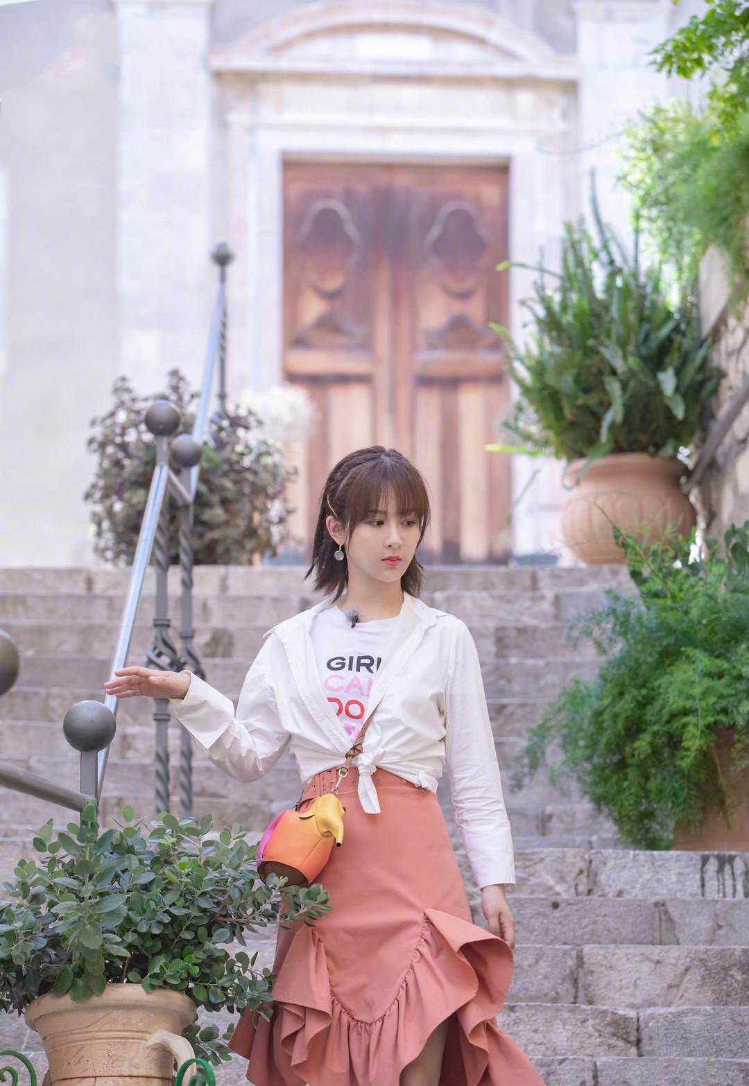 女神|宋佳穿睡衣也时尚,倪妮成街拍女神,论私服穿搭的秘密