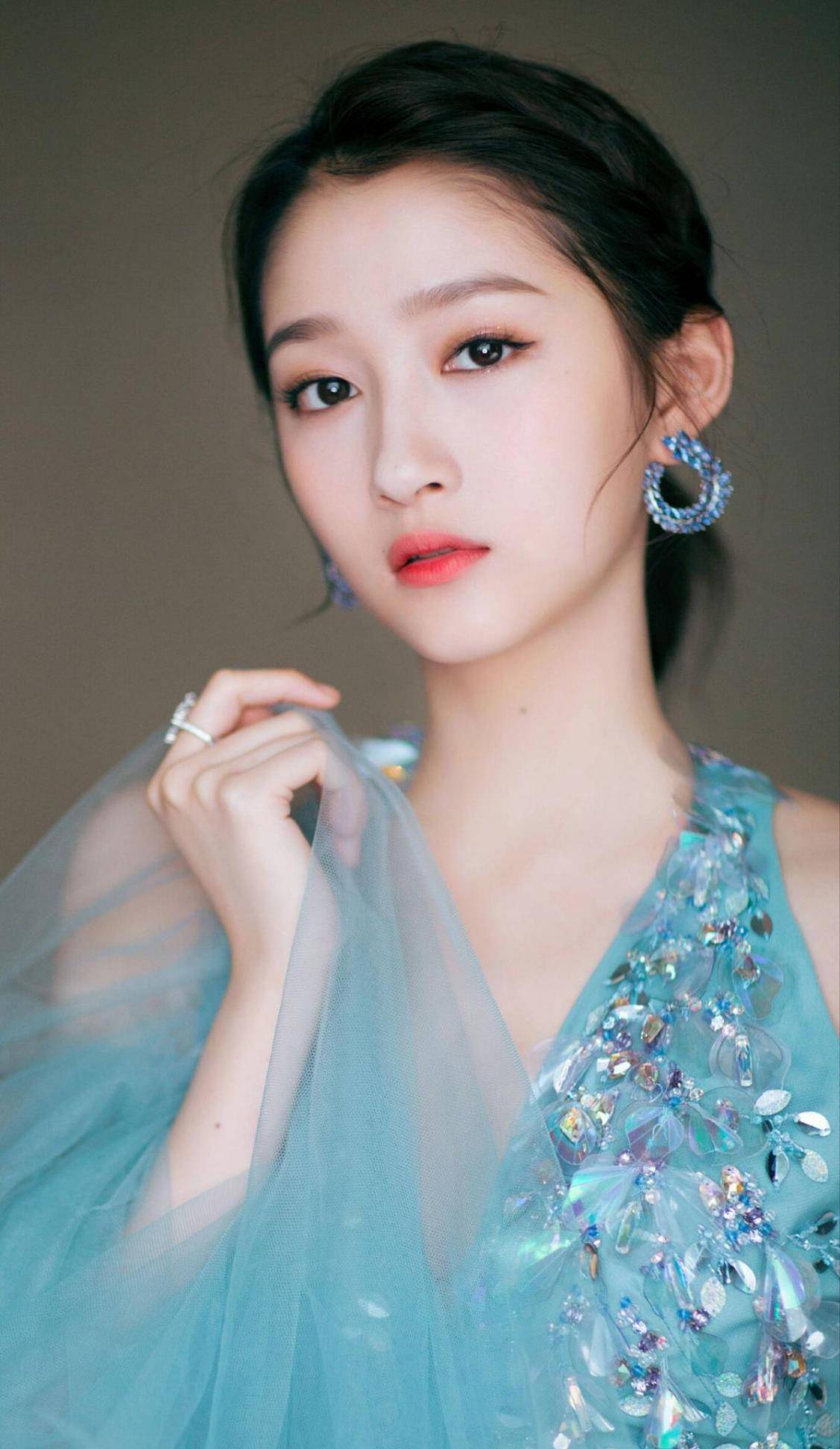 示范|关晓彤示范匡威的正确穿法：将鞋带“缠绕”在脚踝上，时尚满分！